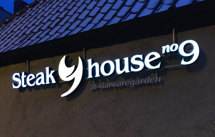 Led skylt i vitt Steak house no 9 at Garvaregården